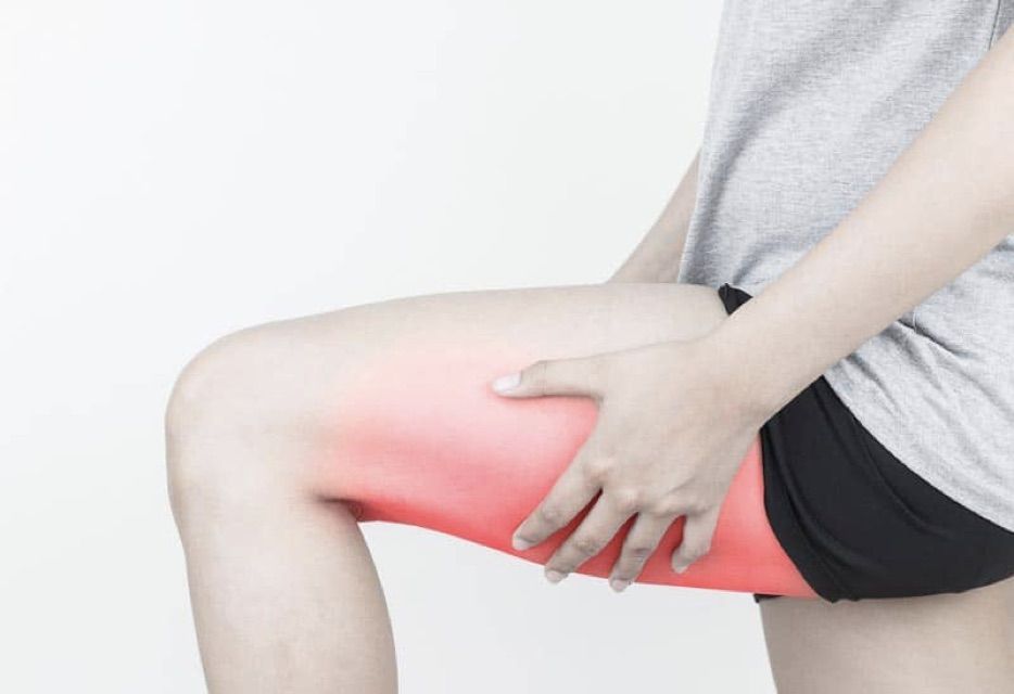 Как связаны перенапряжение мышц и боль в колене?